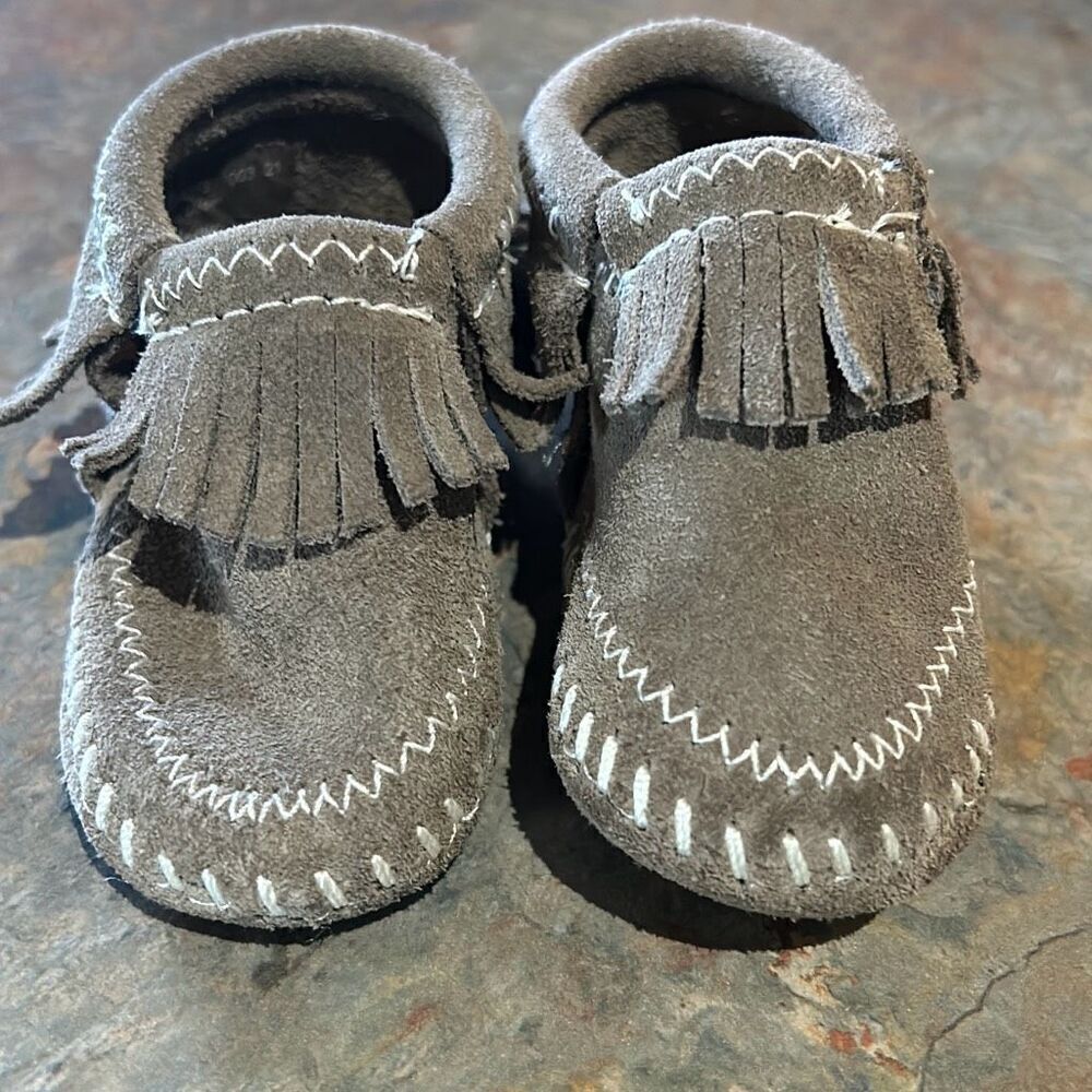 Minnetonka Riley Fringe Grey Moccasin Slipper Shoes Sz 2
